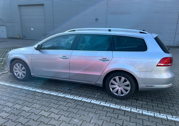 Volkswagen Passat cena 28800 przebieg: 323682, rok produkcji 2013 z Łódź małe 56